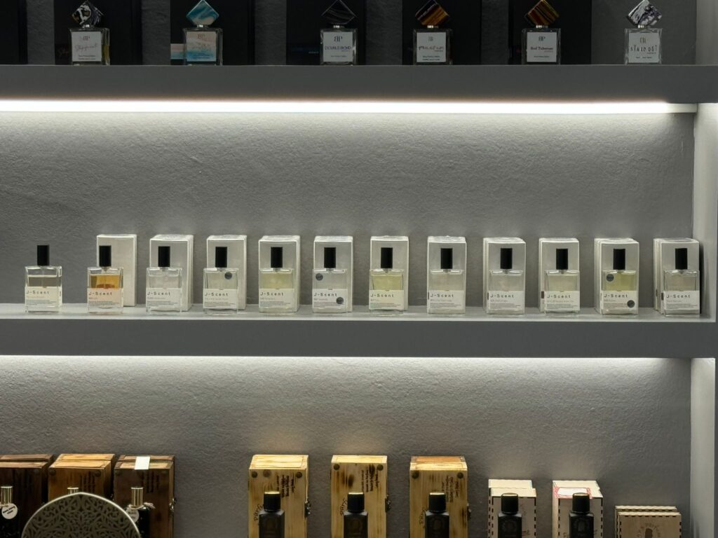 J-Scentイタリア取扱店Profumix Luxury Brands。店頭に綺麗に横並びに陳列されるJ-Scentのボトル。
