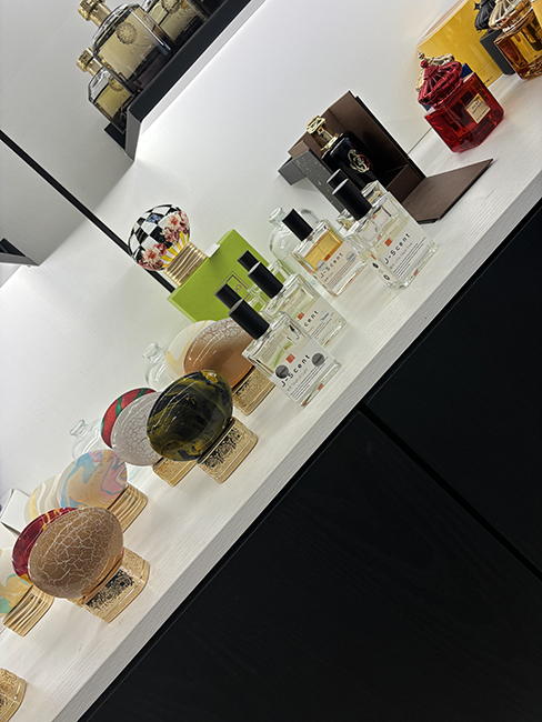 J-Scentイタリア取扱店Profumeria artistica R・e Parfum。明るい店内に様々な海外の香水と並べられるJ-Scentのボトル。