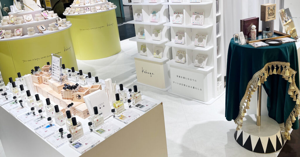 J-Scent、Fatalité、kahogoの商品が売り場に並んでいる画像