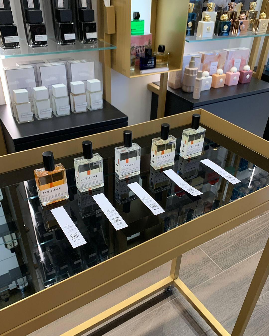 Aline Essence - Profumeria Artistica Monopoliに並ぶJ-Scent