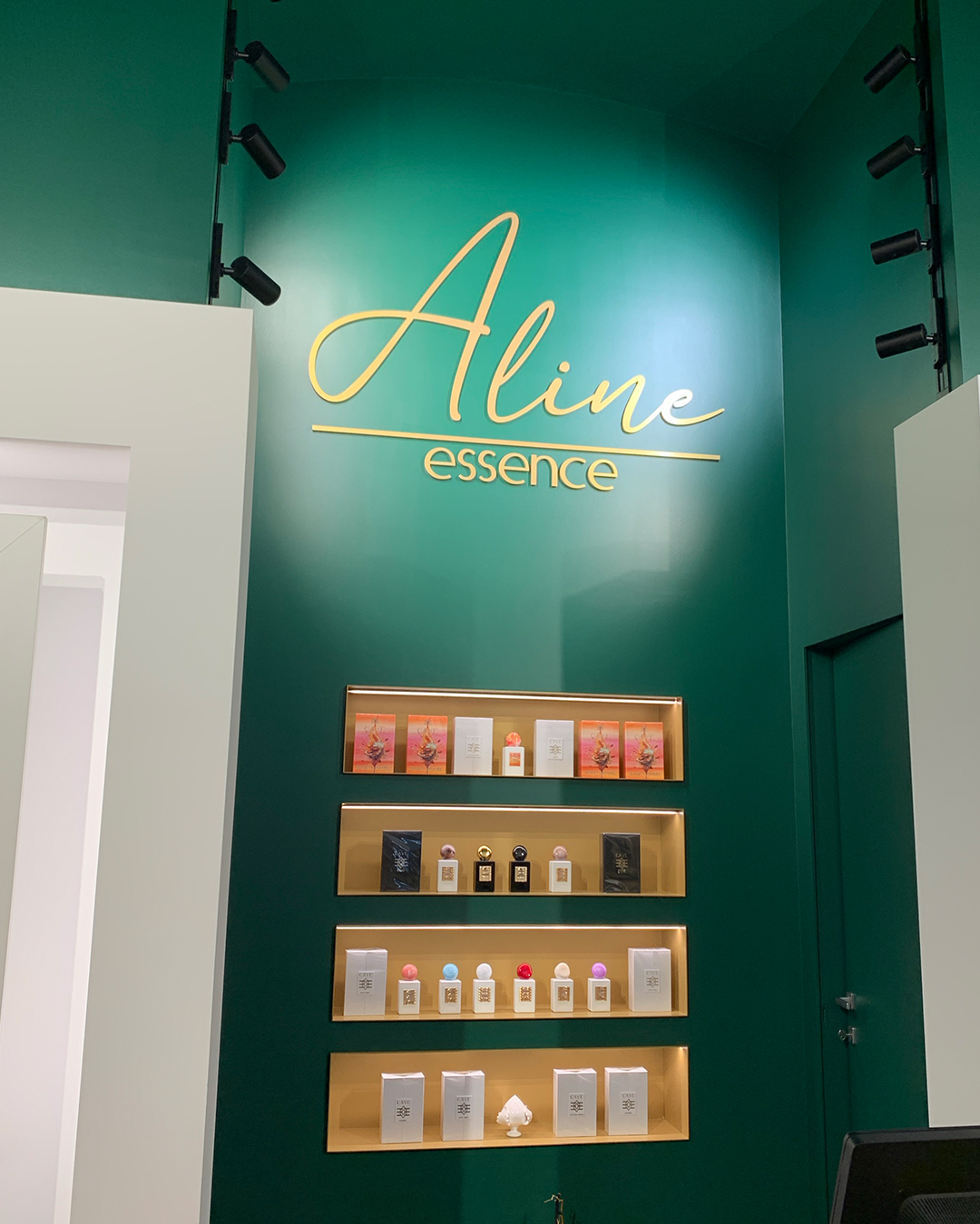 Aline Essence - Profumeria Artistica Monopoliに並ぶJ-Scent店内の様子