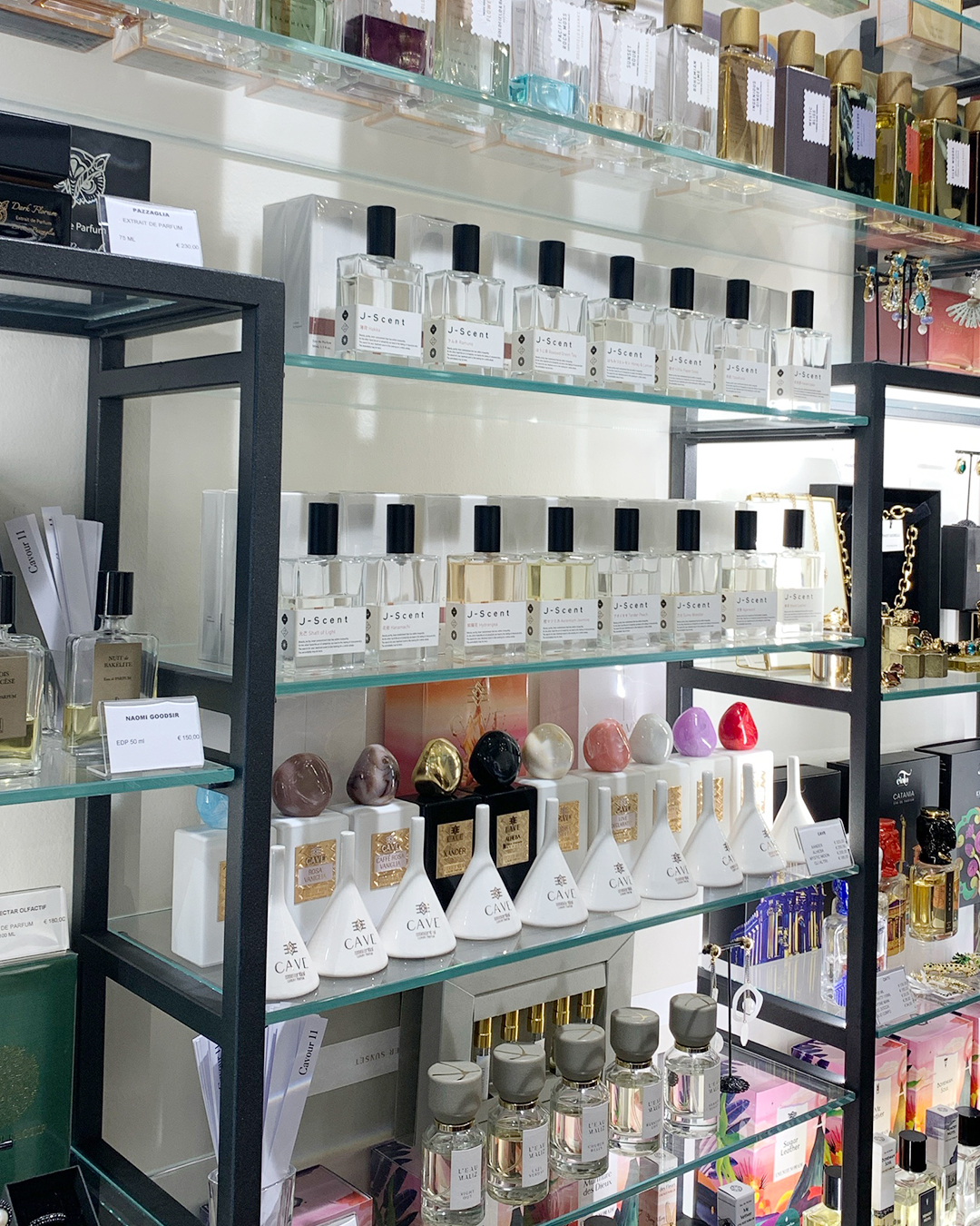 Cavour 11 DKにならぶJ-Scent
